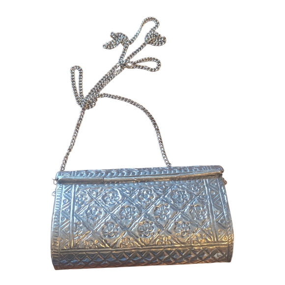 Vintage Silver Embossed Metal Clutch Bag with Chain Strap - Picture 4 of 5